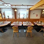 Pensionat Zum Hirschen 3*
