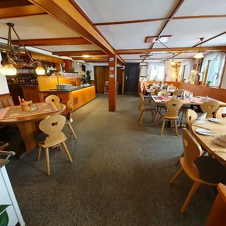 Zum Hirschen Gæstehus 3*